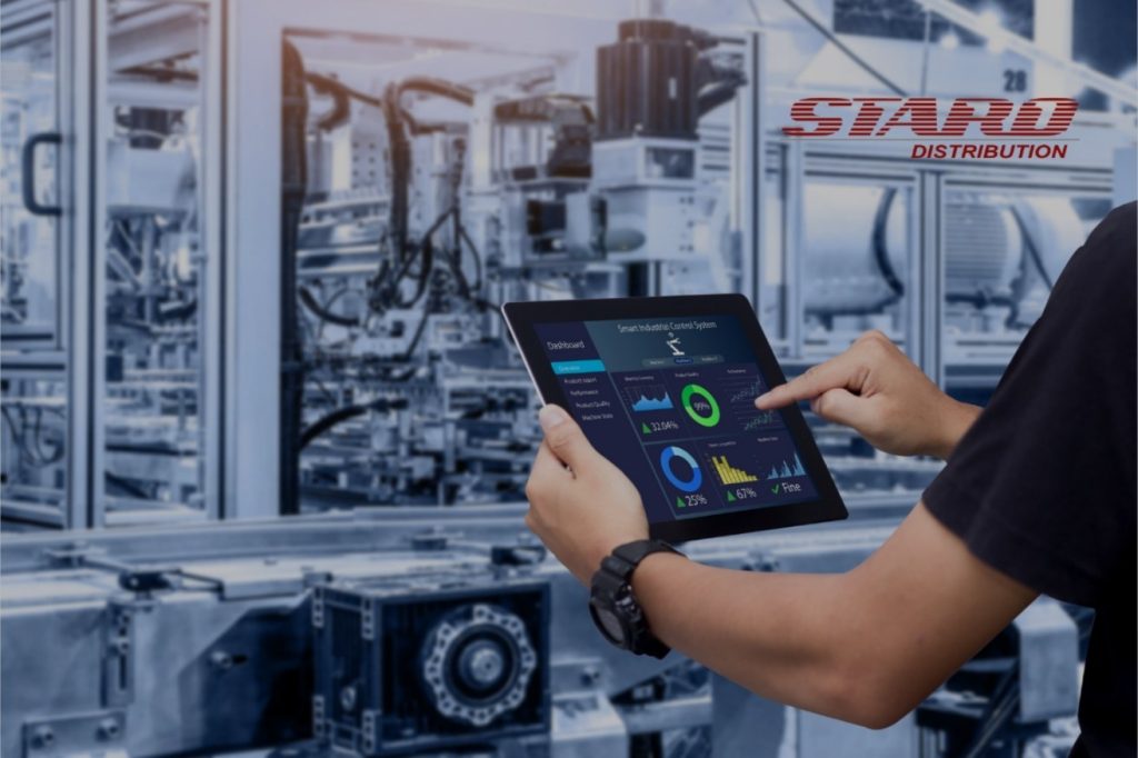 Operator viewing real-time production dashboard on large screen in modern manufacturing plant